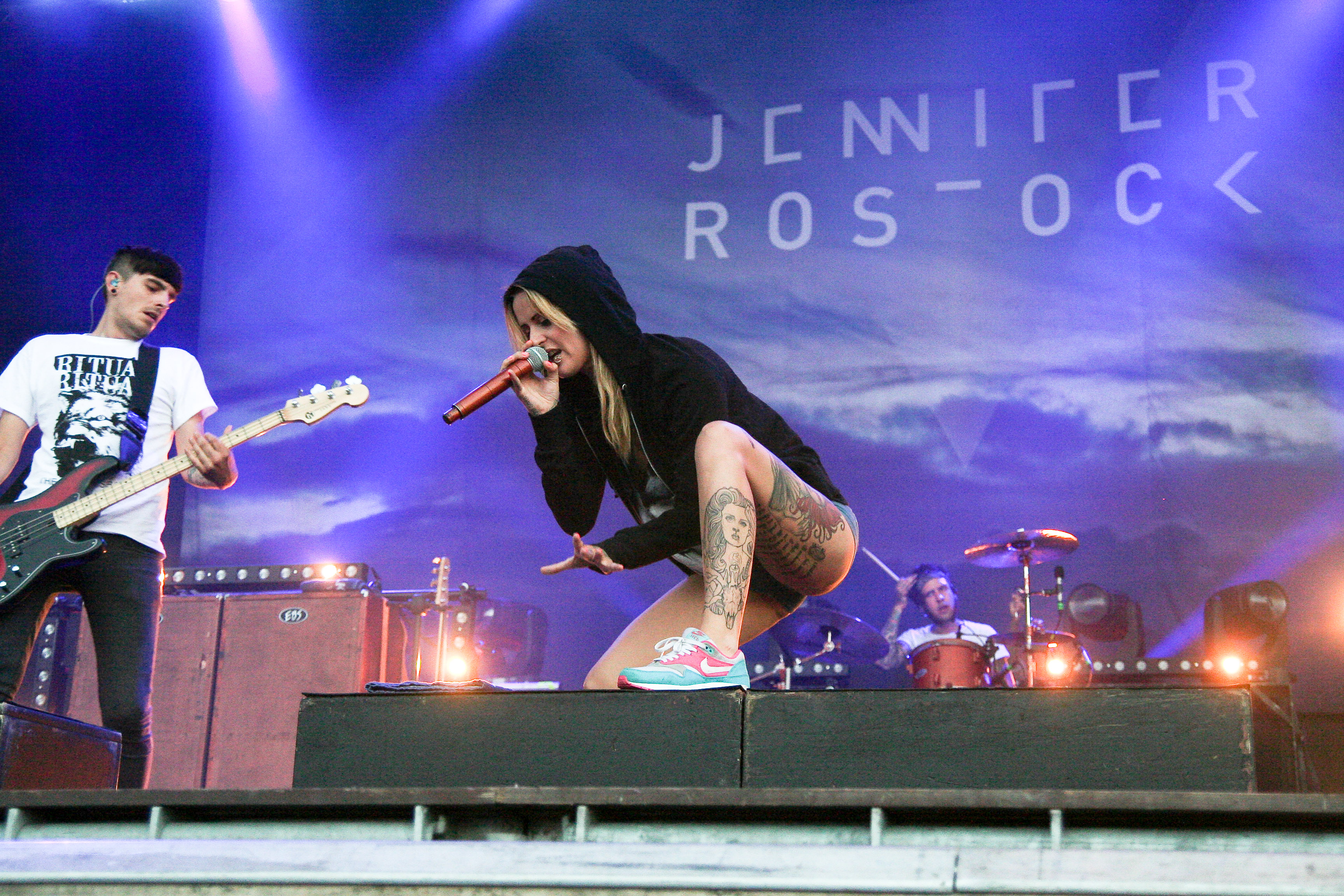Jennifer Rostock Raucht Jennifer Rostock: Mit Neuen Brüsten Am Nova Rock – DCWRZT